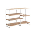 Moderne houten en metalen wandplank met golvende planken